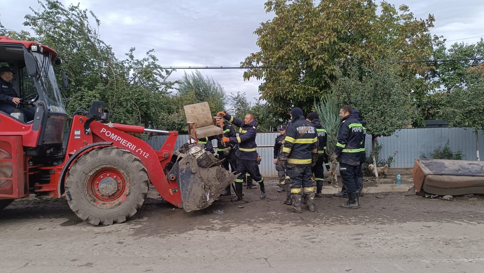 73 de pompieri constănțeni, alături de locuitorii afectați de inundații din județul Galați