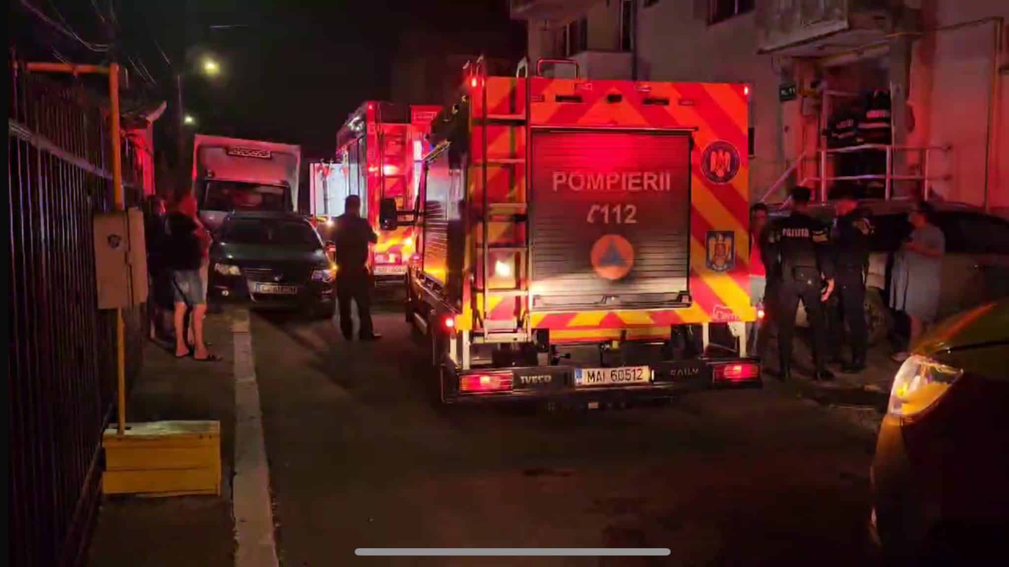 VIDEO: Explozie urmată de incendiu într-un apartament din Ovidiu: un bărbat a fost transportat la spital