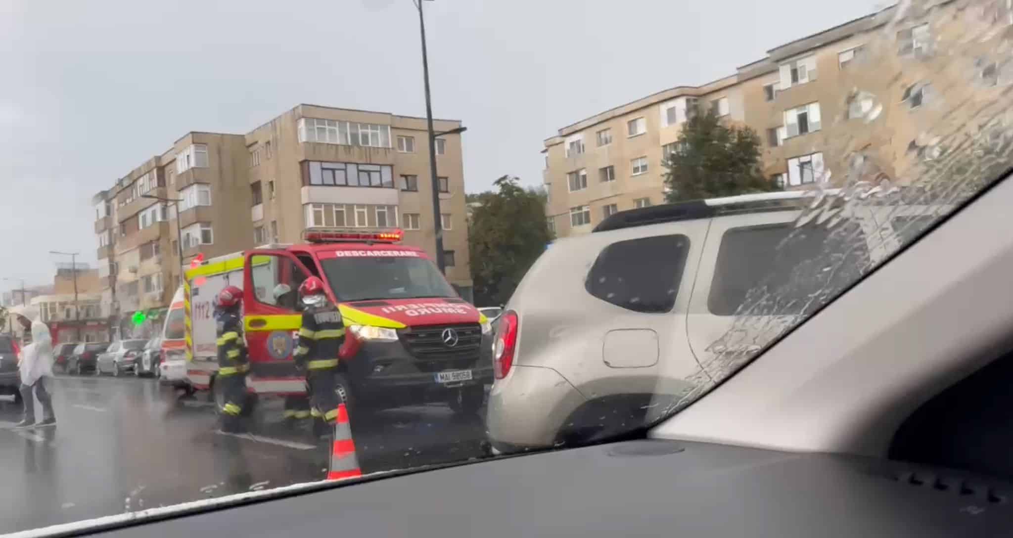 VIDEO: Accident rutier în zona Dacia: patru persoane au ajuns la spital