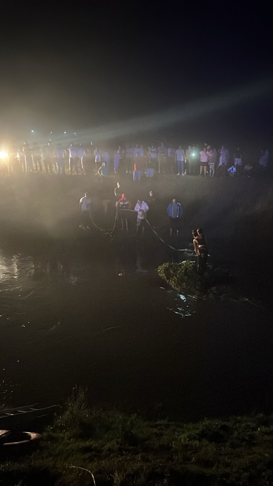Doi copii au fost salvați dintr-o mașină blocată în apă, între Medgidia și Cuza Vodă