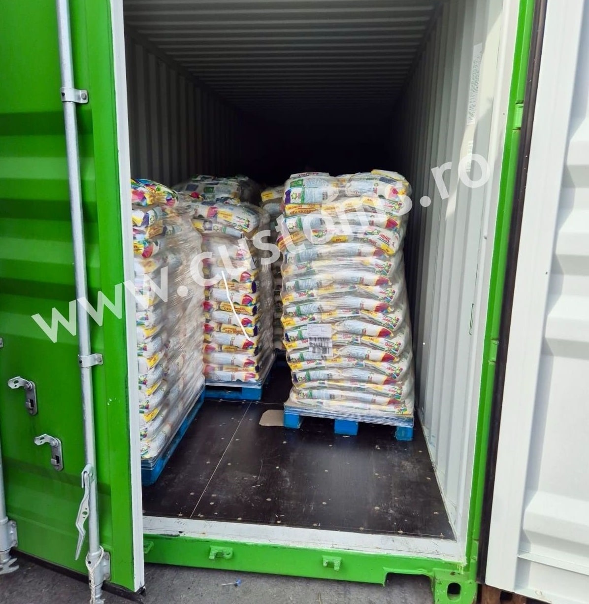 77 de tone de detergent contrafăcut reținute de inspectorii vamali 