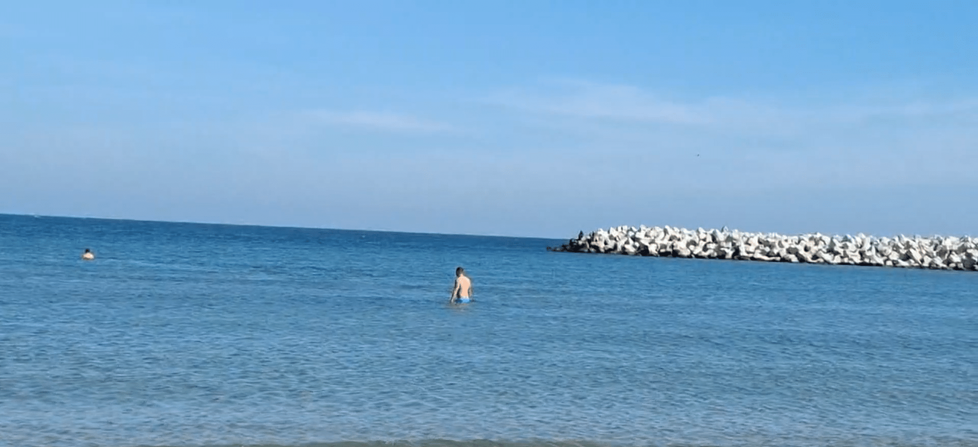 Doi tineri sfidează toamna: baie în mare, în octombrie