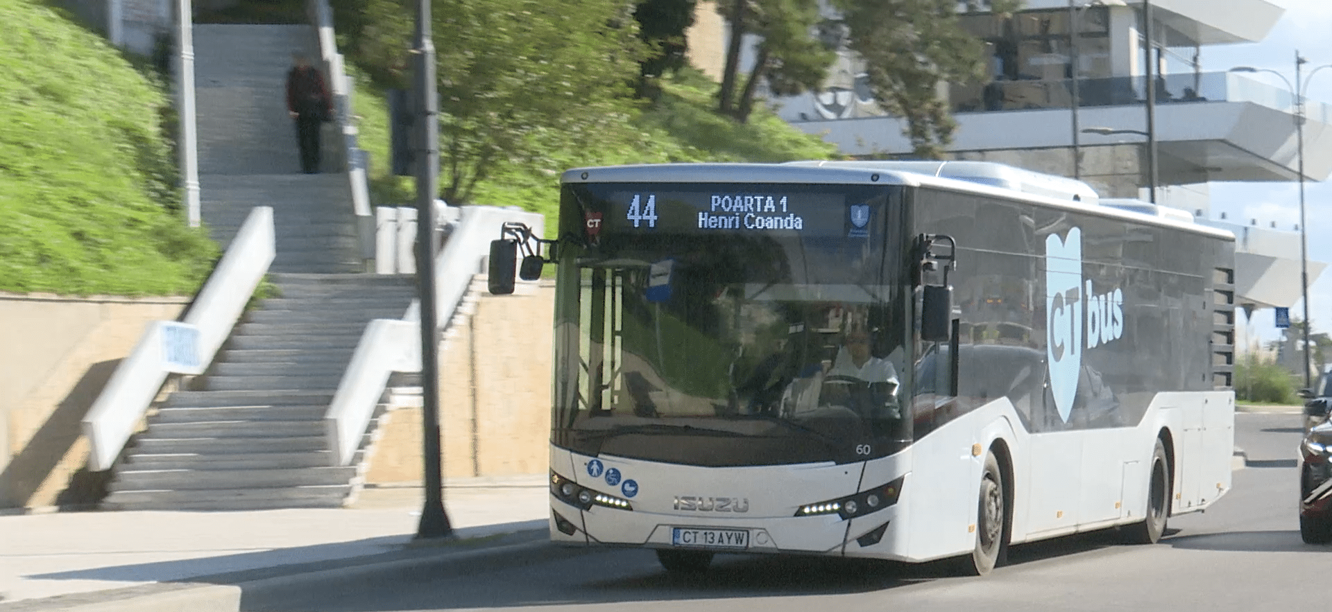 Linia 44 rămâne deviată