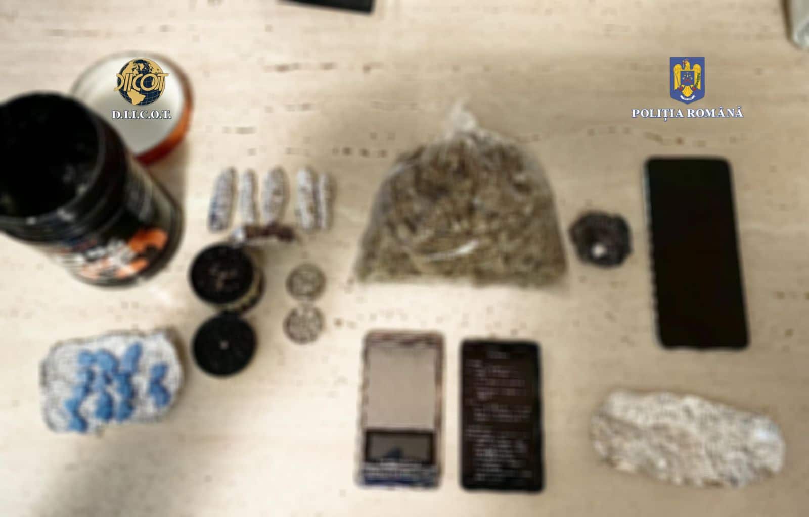 Percheziții DIICOT la un dealer de droguri din Constanța: au fost descoperite mai multe droguri și un pistol tip airsoft