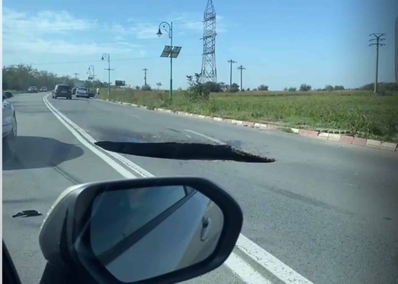 Crater uriaș în asfalt. Pericol de accidente