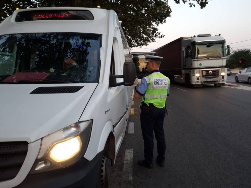 Polițiștii constănțeni au verificat autobuzele de transport persoane: șoferi surprinși fără centură sau vorbind la telefon