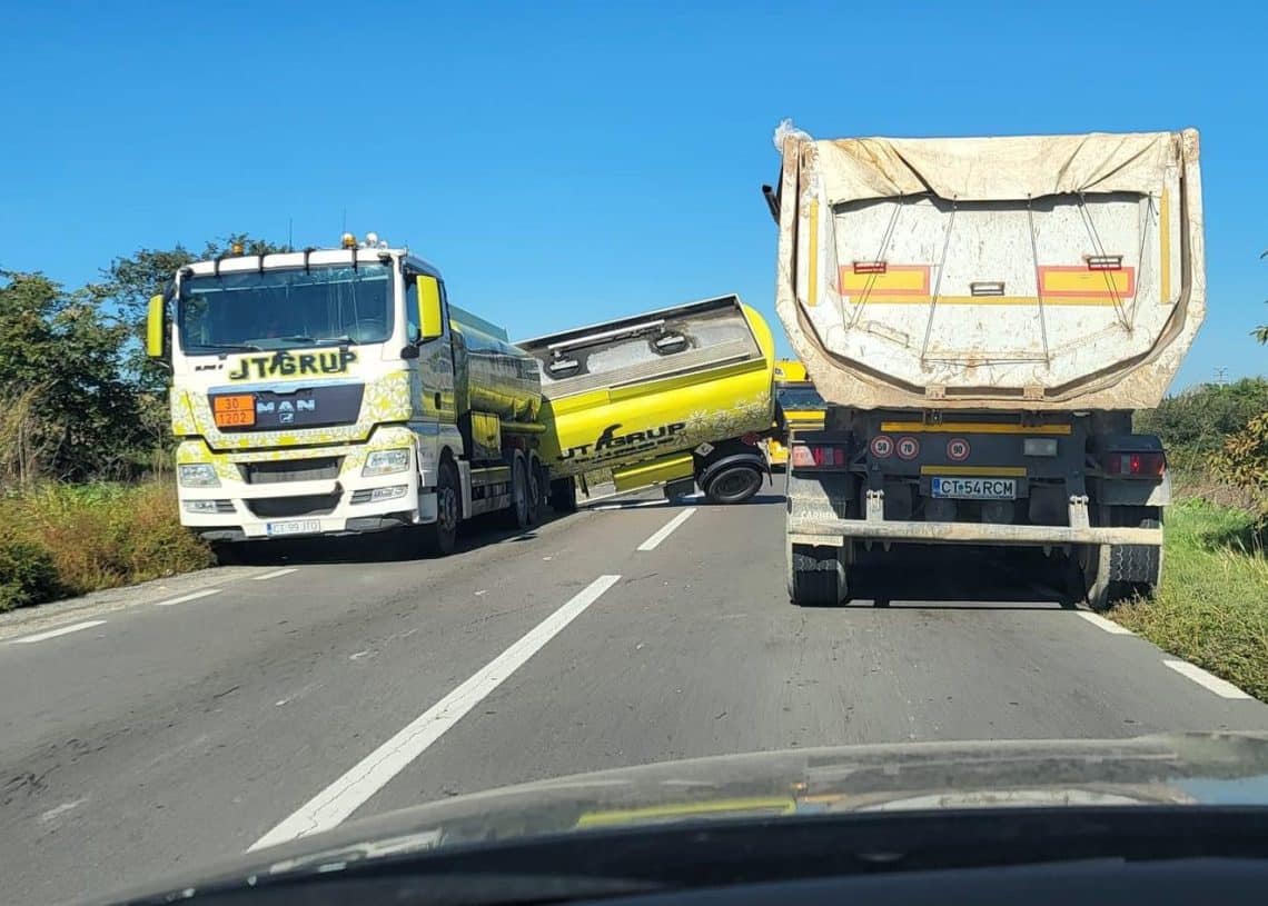 O cisternă încărcată cu combustibil s-a răsturnat pe centura Ovidiu