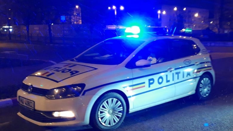 O mașină de poliție și o autoutilitară implicate într-un accident, în Medgidia: trei persoane rănite