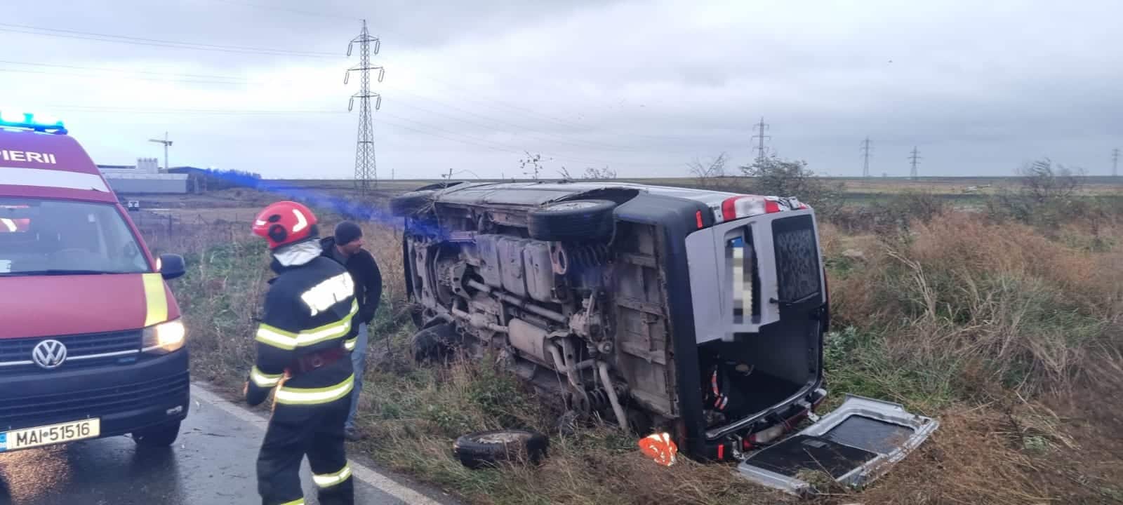Un microbuz s-a răsturnat la ieșire din Ovidiu spre Galeșu : 7 persoane rănite