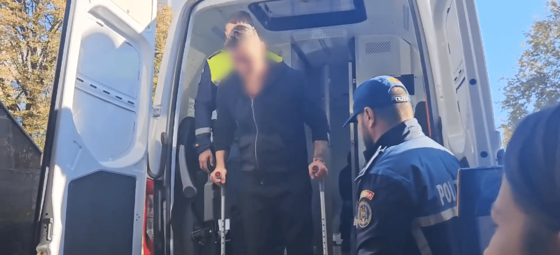 Șacalul și iubita vor arest la domiciliu