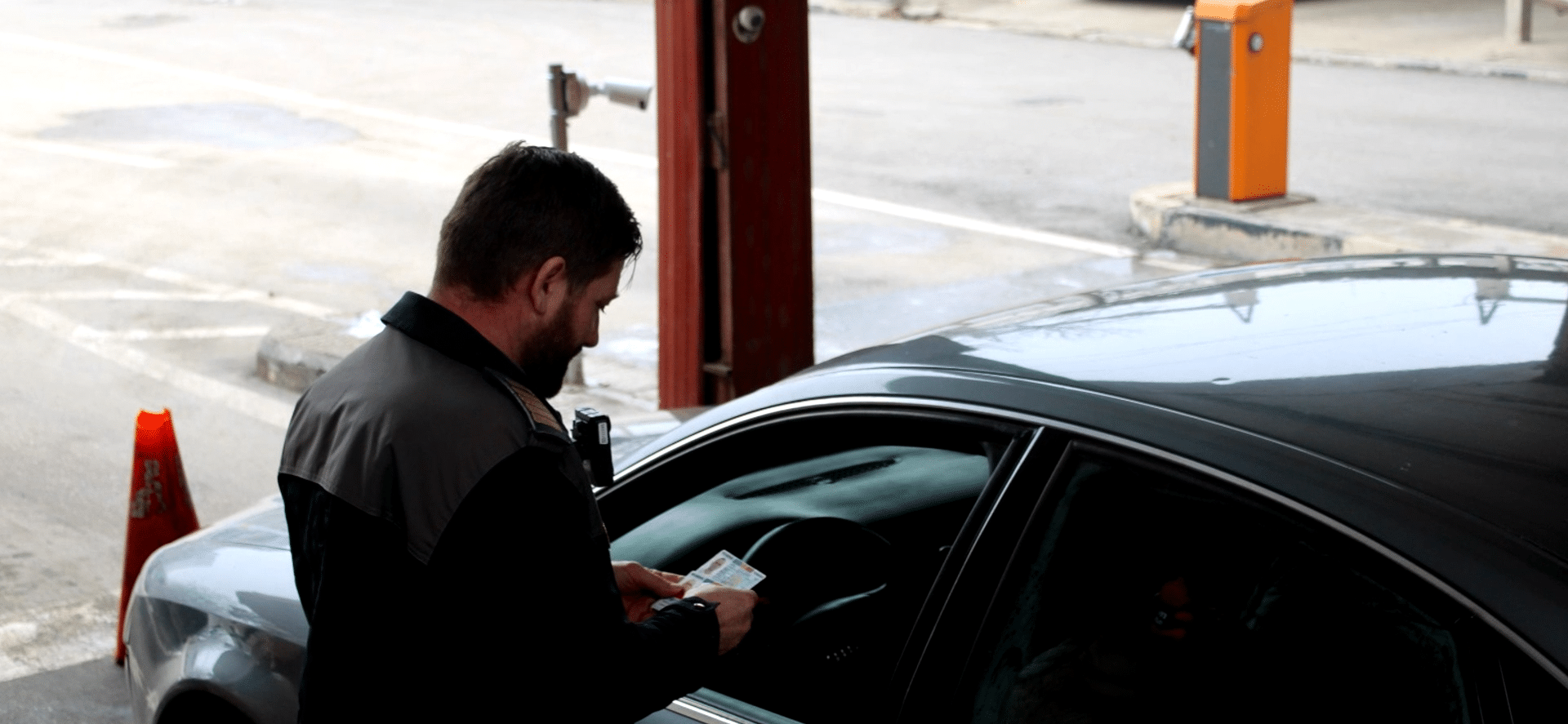 Voia să intre în țară cu un permis fals
