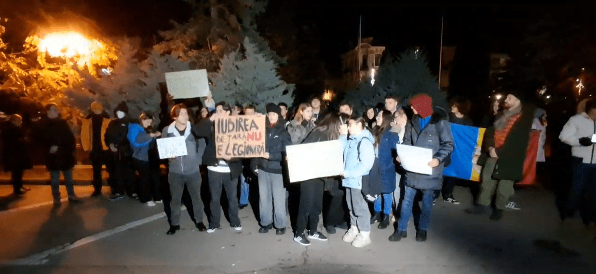 Proteste: „Uniţi sub tricolor, nu sub dictator”