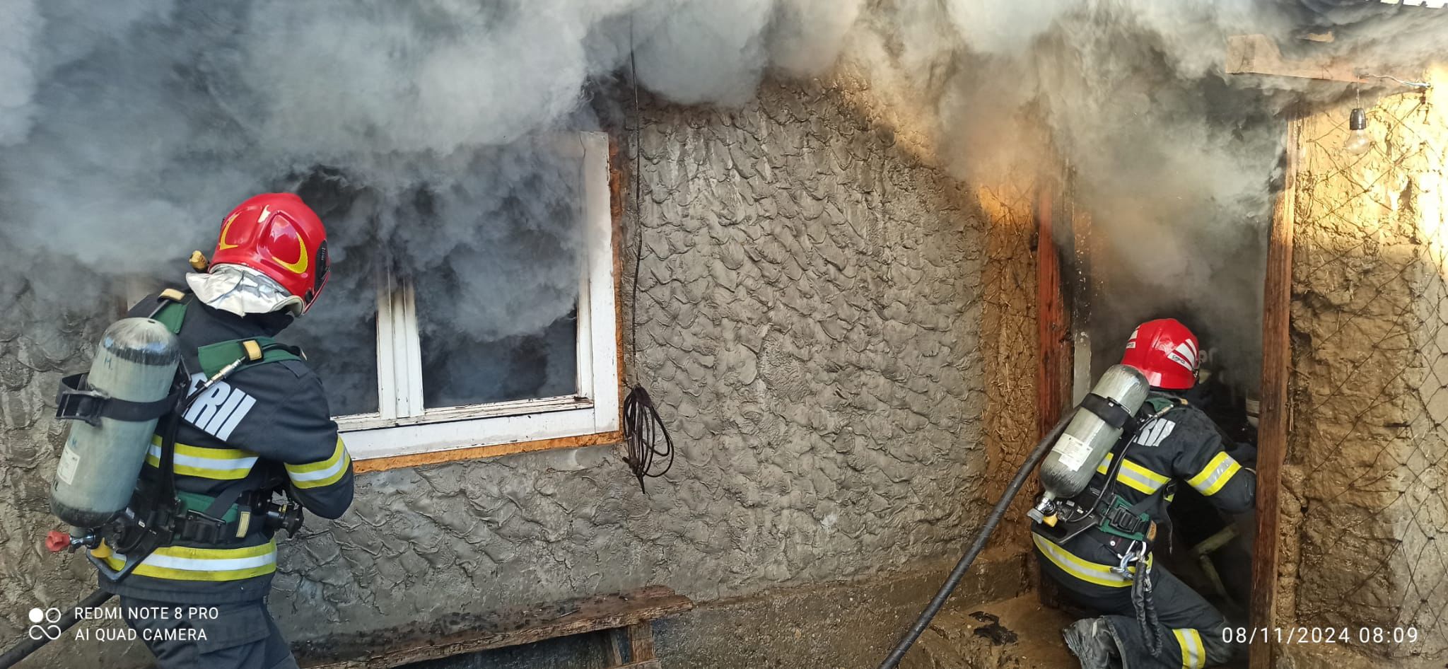 VIDEO: Incendiu la o casă din Cataloi. O persoană a fost rănită