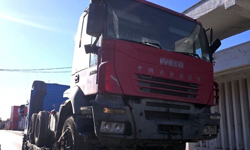 Autoutilitară și piese de schimb reținute la intrarea în țară prin PTF Vama Veche