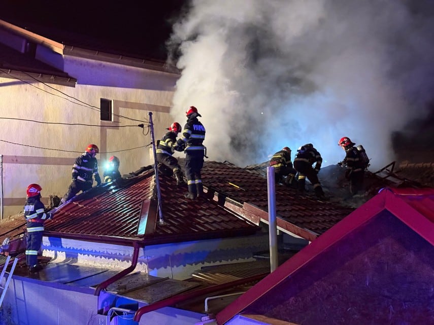 Incendiu la o locuință din Tulcea: două persoane asistate medical