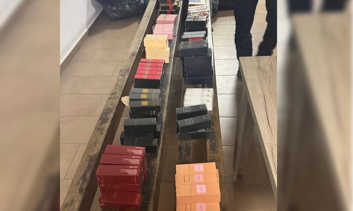 Parfumuri și încălțăminte contrafăcute, confiscate de polițiștii de frontieră în PTF Vama Veche