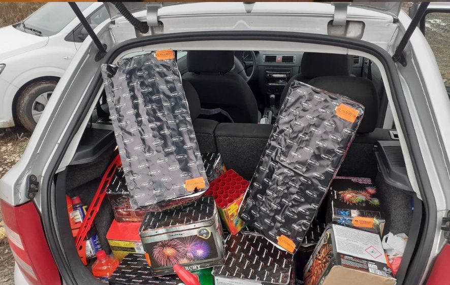 Bărbat neautorizat să vândă materiale pirotehnice, depistat de polițiștii locali din Constanța