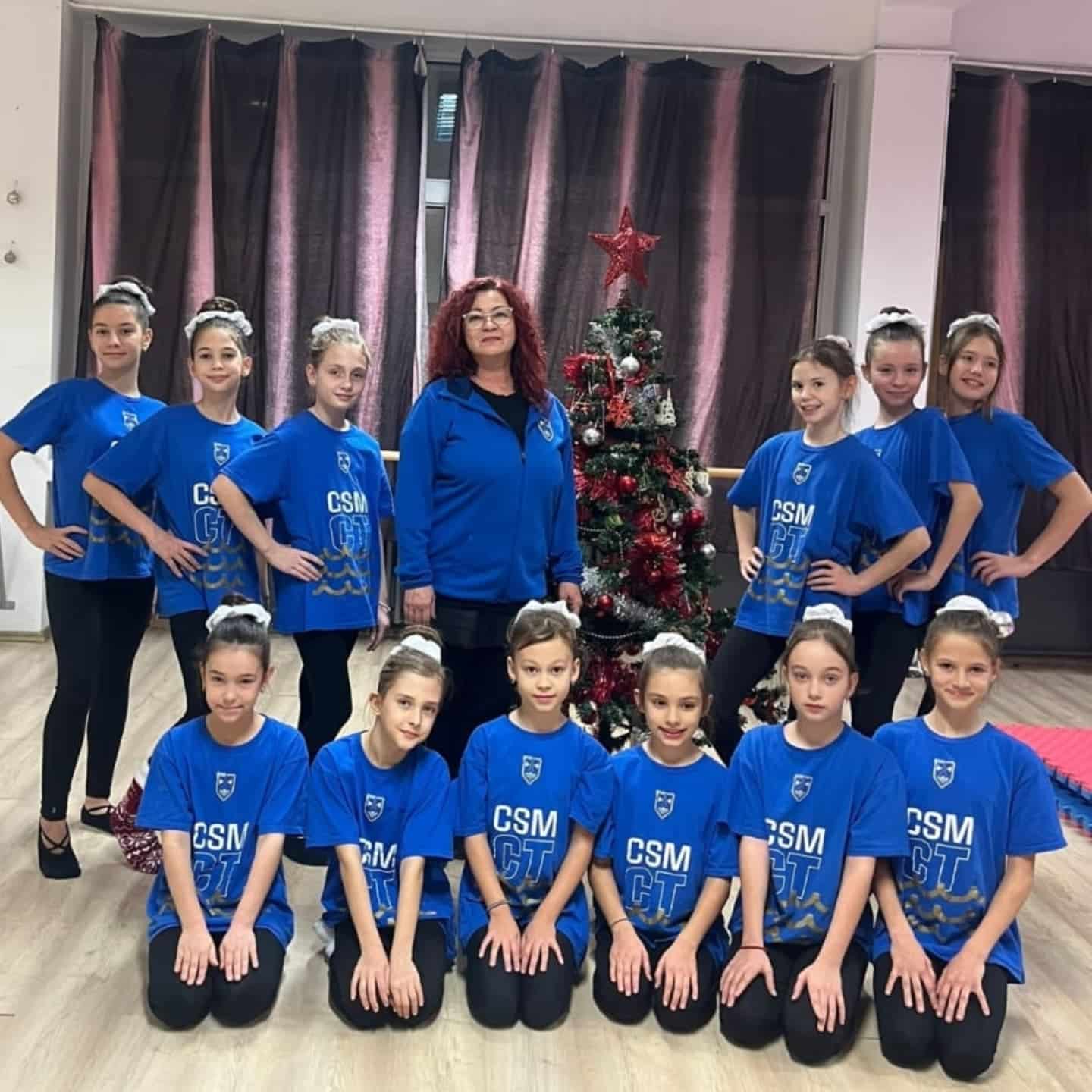Gimnastele de la aerobică au împodobit bradul