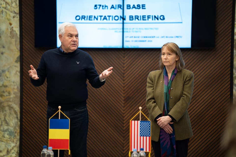 Ministrul Apărării Naționale și ambasadoarea SUA la București au vizitat Baza 57 Aeriană de la Mihail Kogălniceanu