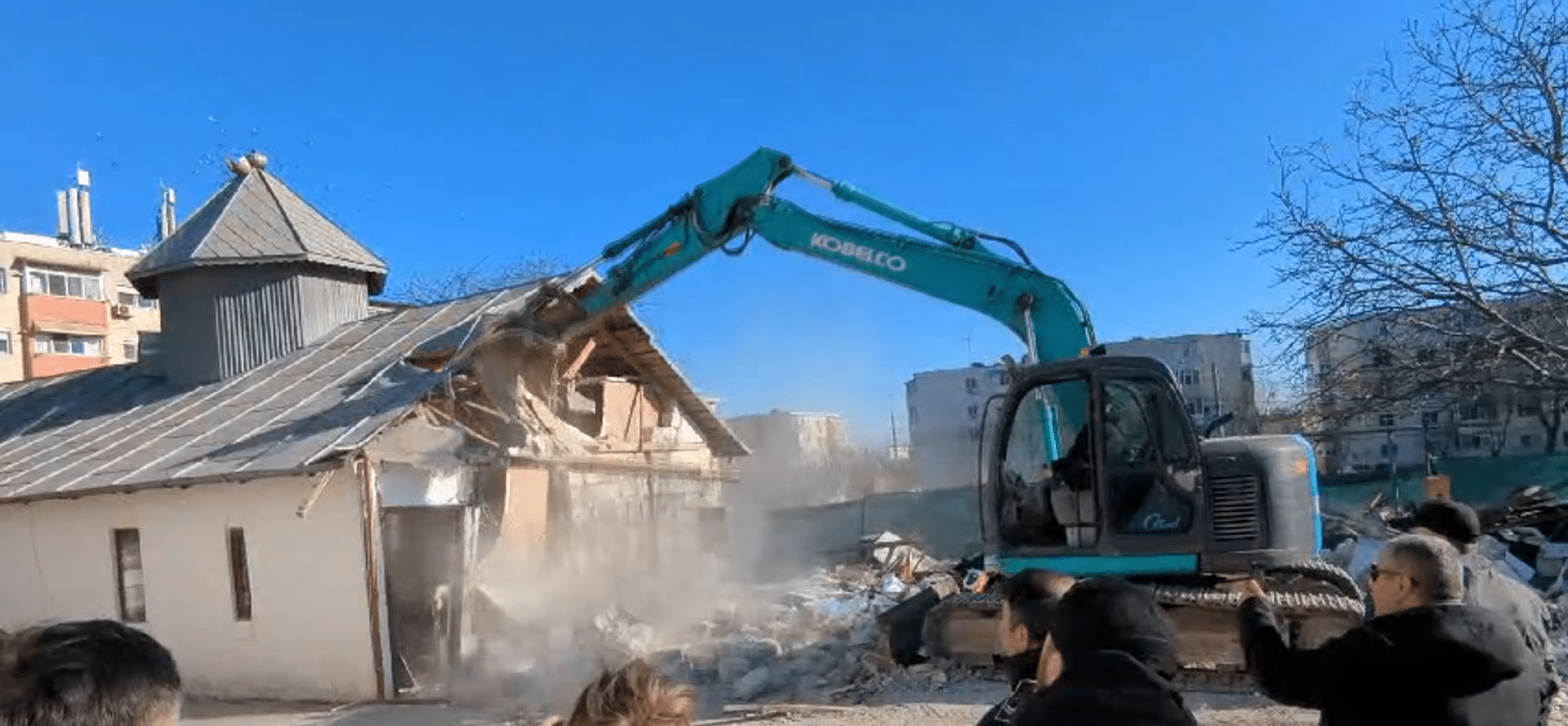 Biserică demolată cu buldozerele