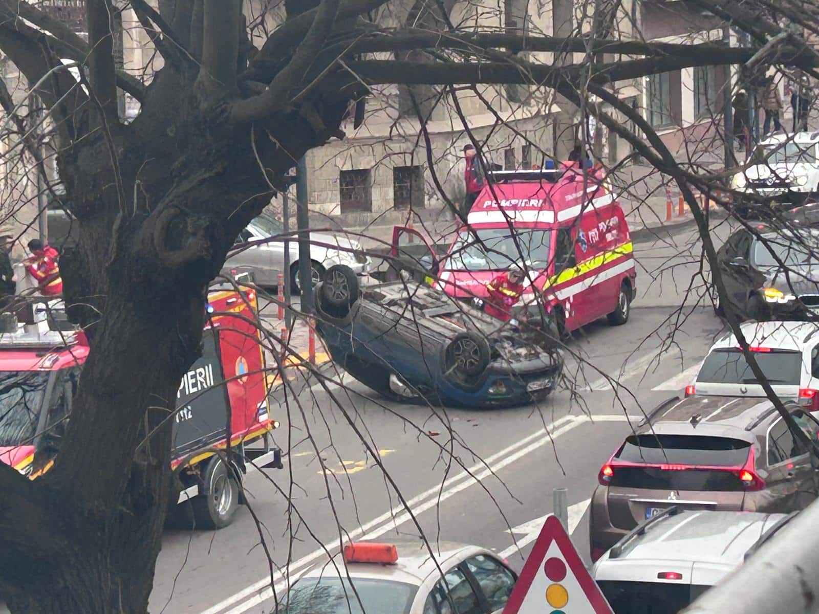 O mașină s-a răsturnat la intersecția bld. Ferdinand și str. Mihai Viteazu