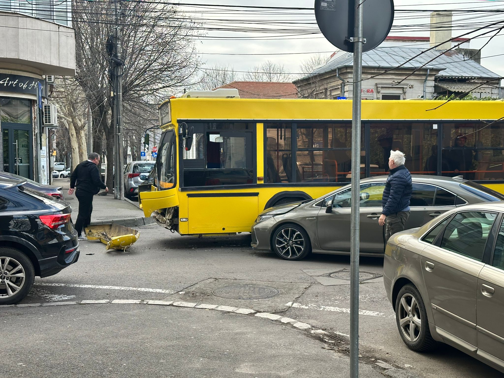 Un autobuz CT BUS și o mașină, implicate într-un accident rutier în Constanța