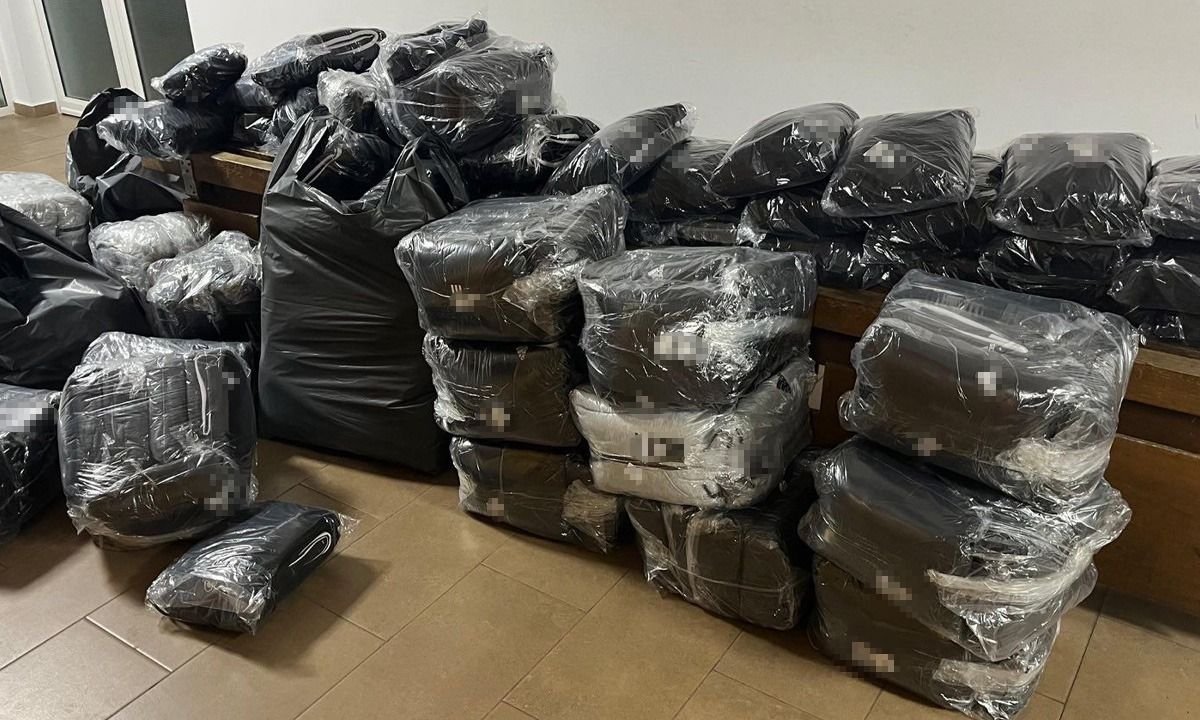 Polițiștii de frontieră de la Vama Veche au confiscat articole vestimentare contrafăcute în valoare de 70.000 lei