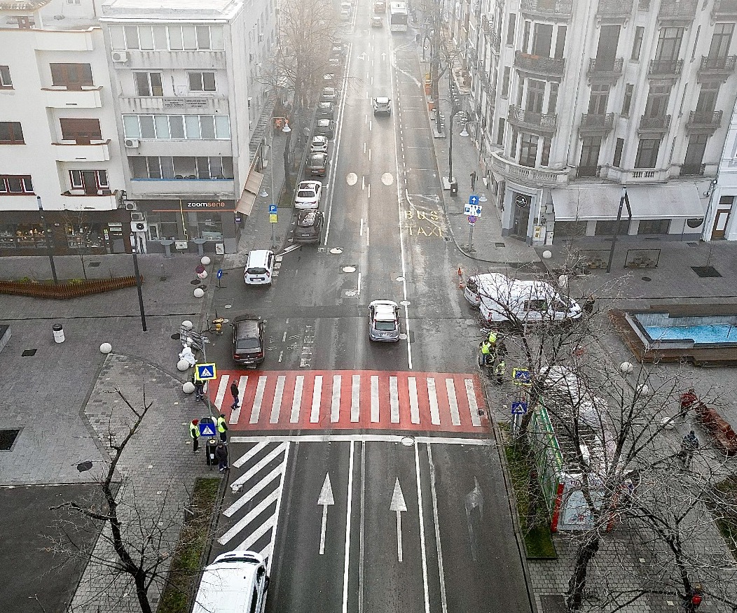 Se lucrează la instalarea unui sistem de semaforizare inteligent, la trecerea de pietoni de la intersecția bulevardului Tomis cu strada Ștefan cel Mare