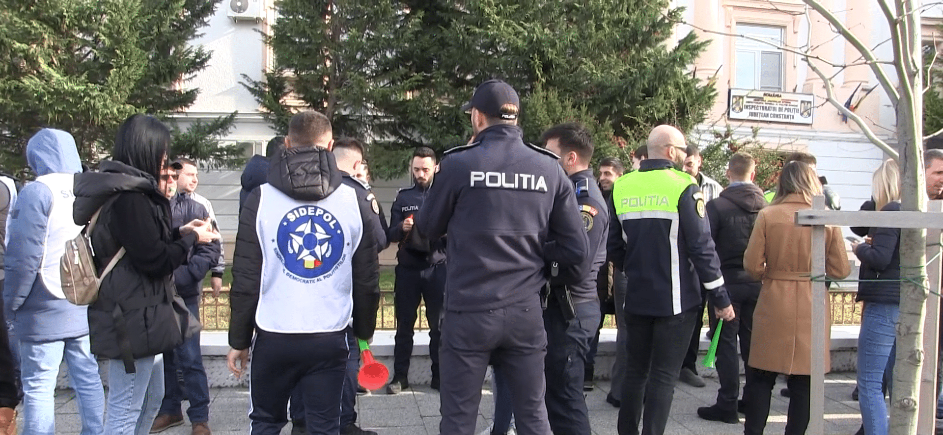 Polițiștii ies, din nou, în stradă