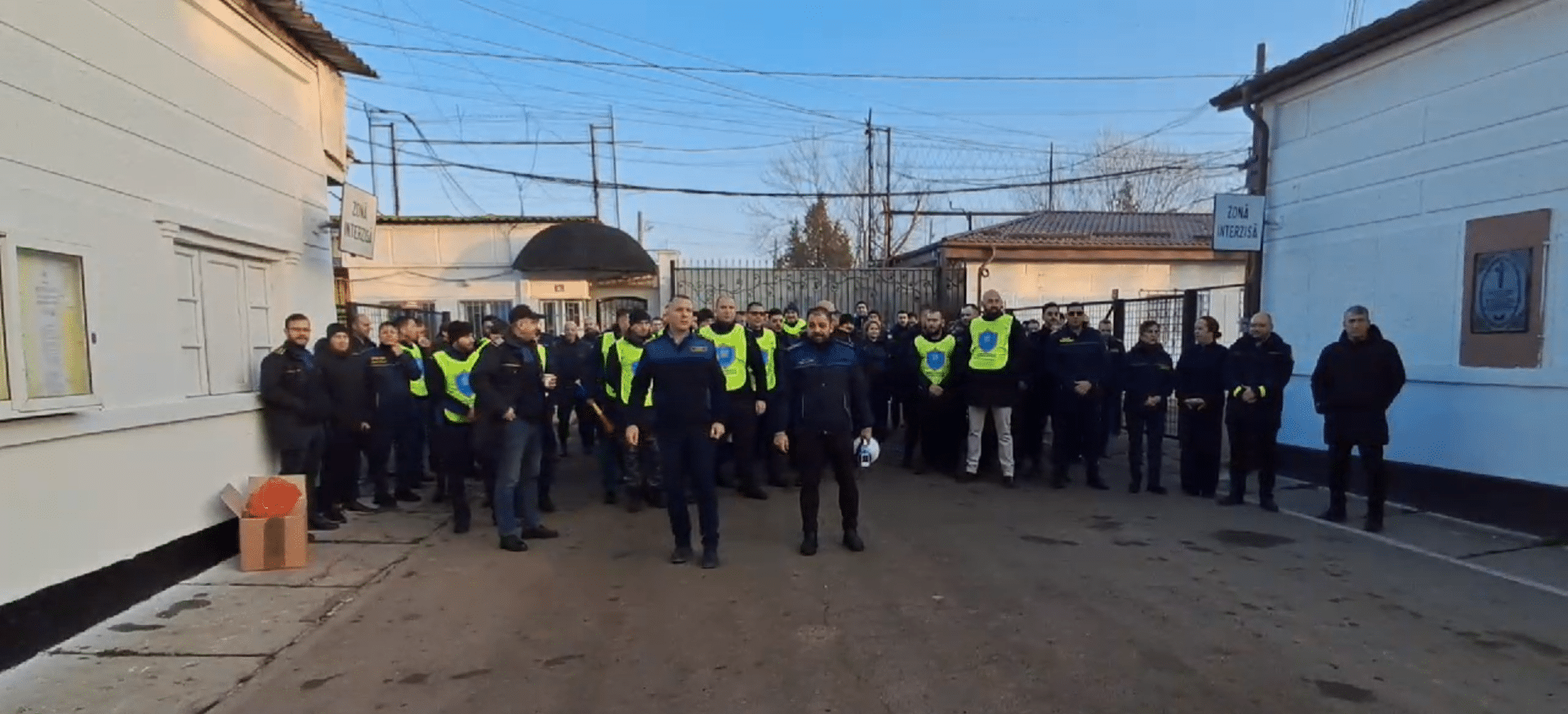FOTO/VIDEO: Angajații Penitenciarului Constanța – Poarta Albă protestează împotriva măsurilor luate de Guvern