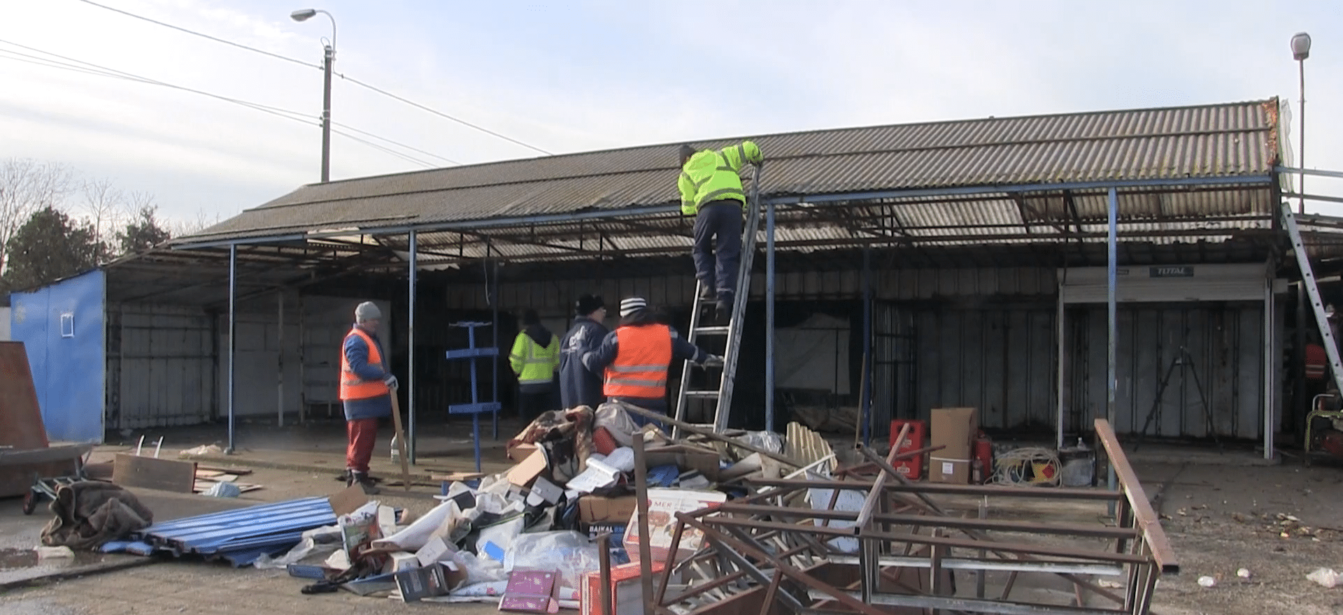 A început demolarea bazarului “Gorbaciov”