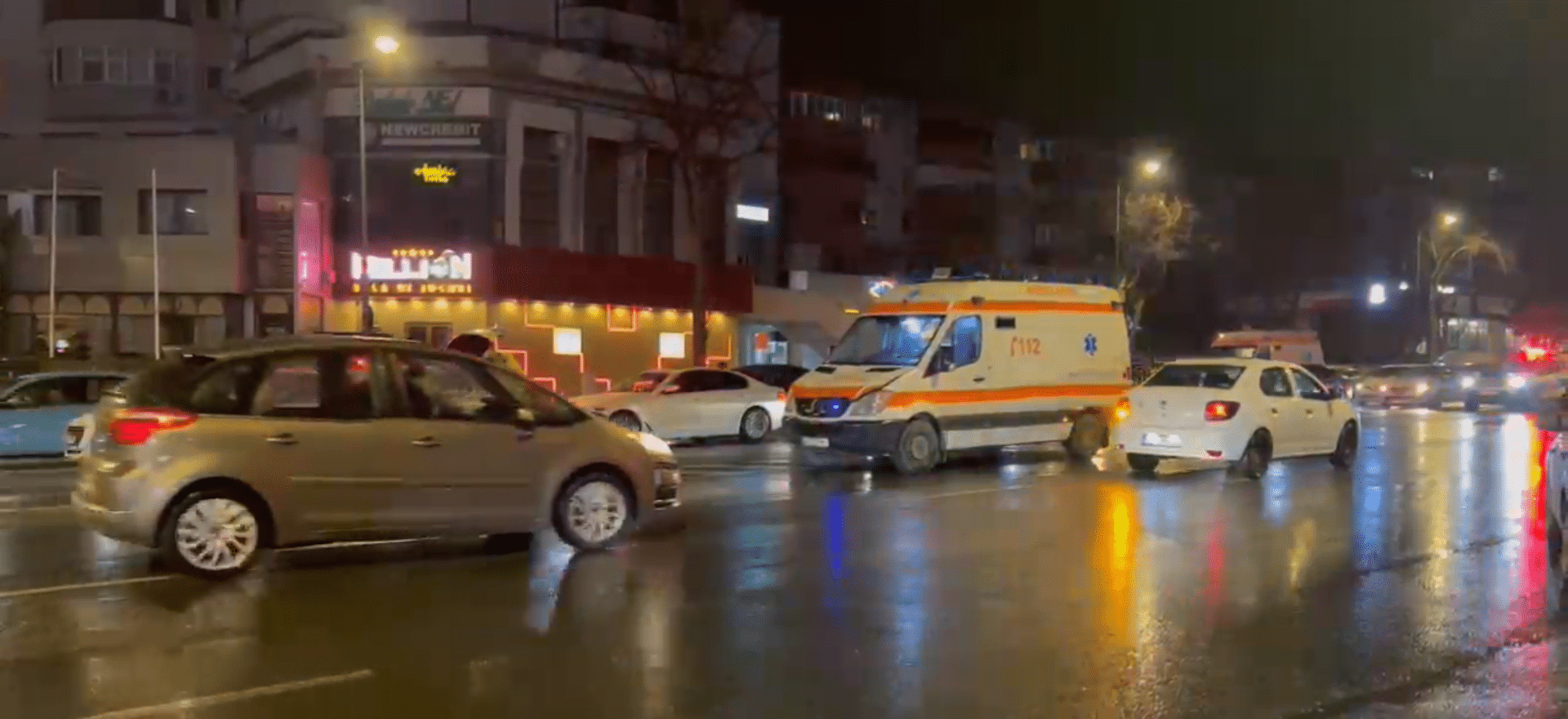 VIDEO. Accident rutier în zona Casa de Cultură: o ambulanță în misiune a lovit un pieton