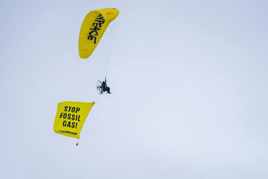 FOTO. Protest Greenpeace în Portul Constanța Sud-Agigea: un pilot activist a zburat cu o motoparapantă și a flurat un banner pentru oprirea proiectului Neptun Deep