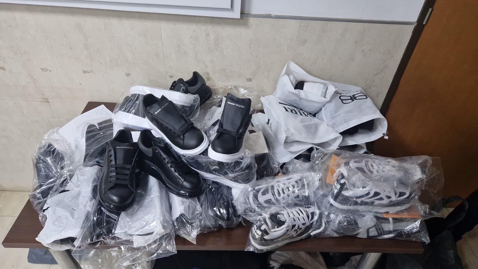 Articole vestimentare contrafăcute în valoare de 60.000 lei, confiscate de polițiștii de frontieră români la Mangalia