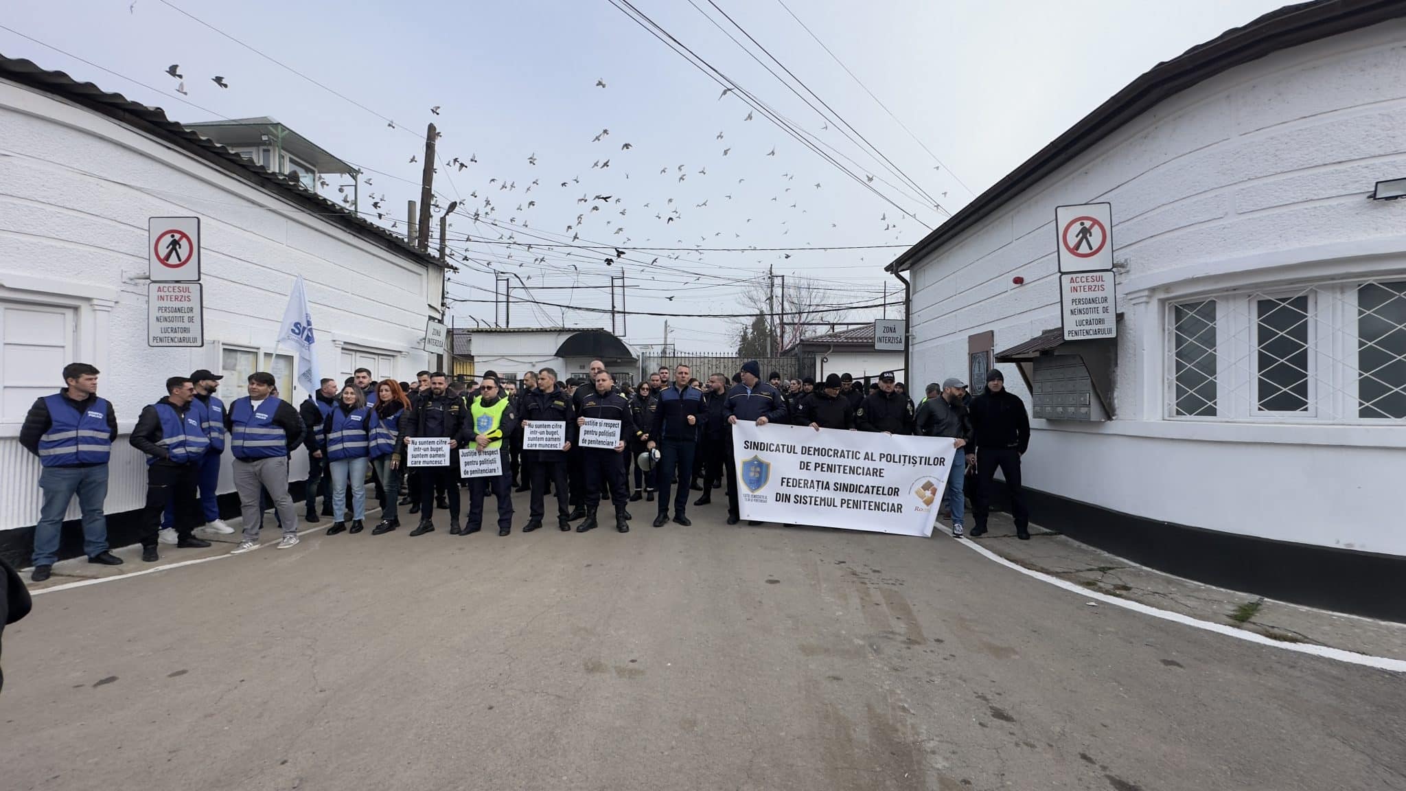 FOTO/VIDEO: Angajații din Penitenciarul Poarta Albă protestează