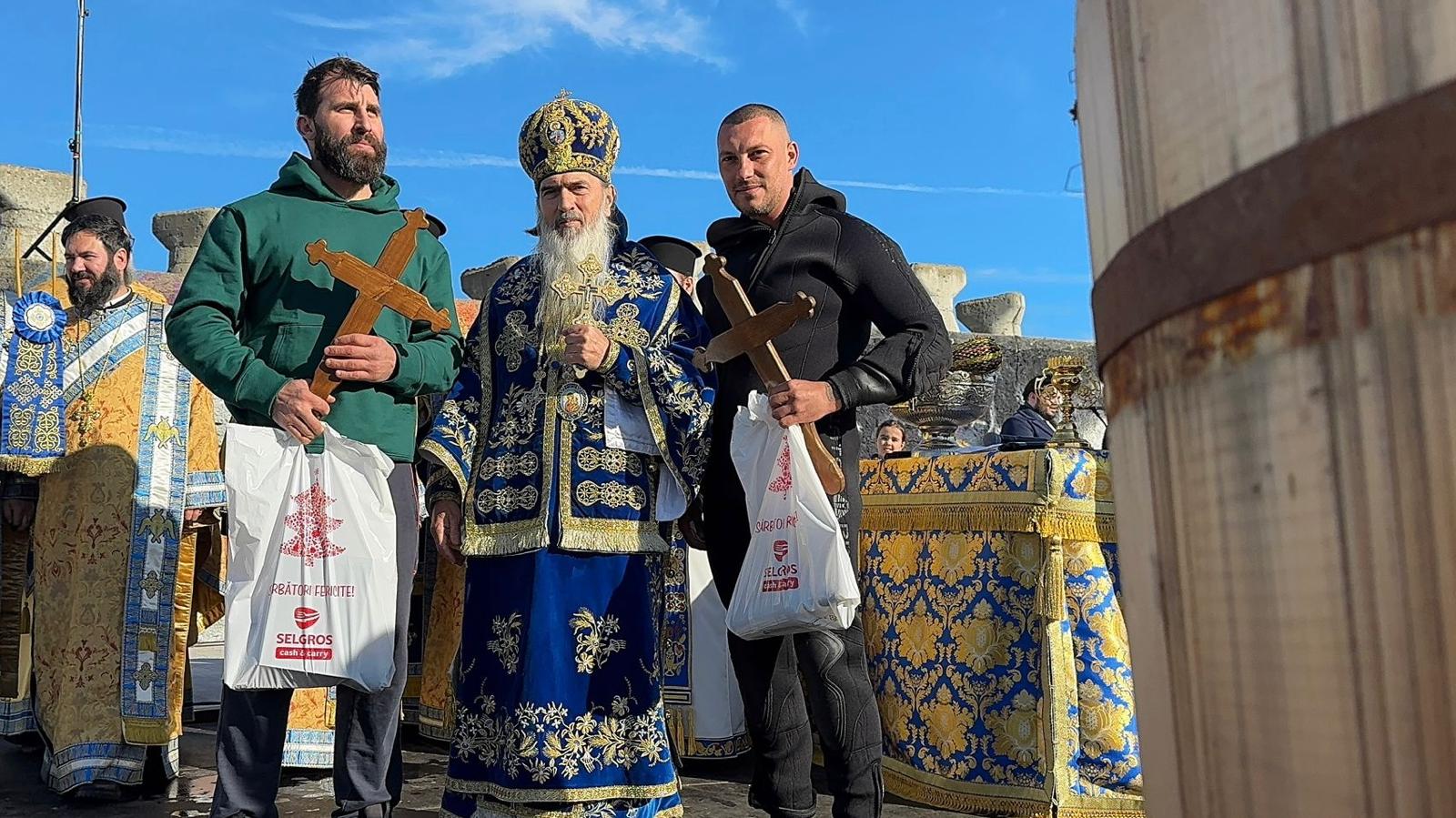 ÎPS Teodosie a aruncat trei cruci în mare și au fost recuperate de trei tineri. Iată declarațiile