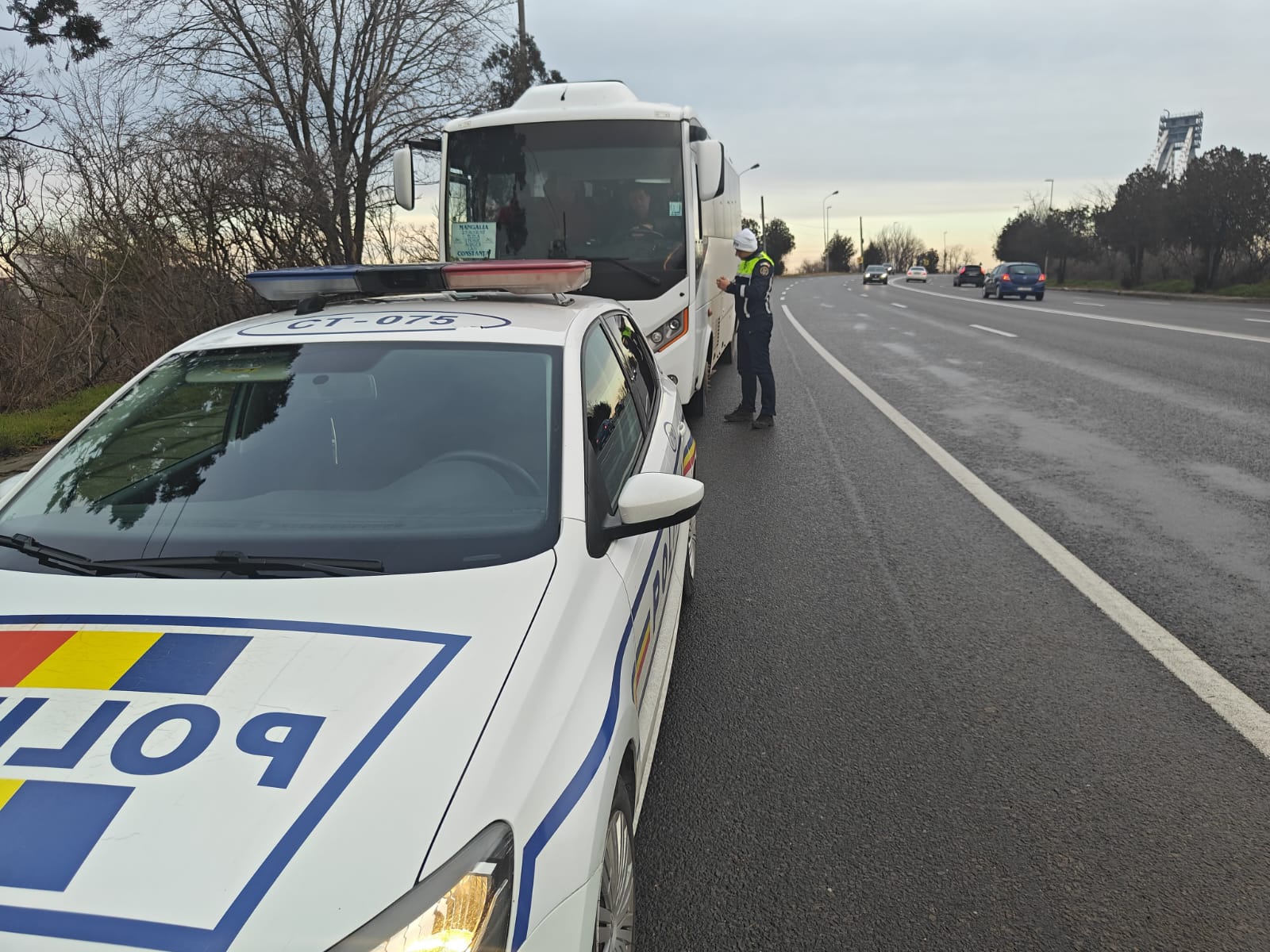 FOTO: Acțiuni ale polițiștilor pentru siguranța transportului de persoane. Mai multe amenzi aplicate