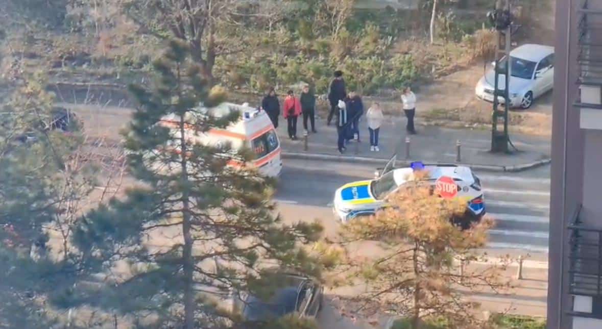 VIDEO: Un pieton a fost lovit de o mașină pe strada Dispensarului