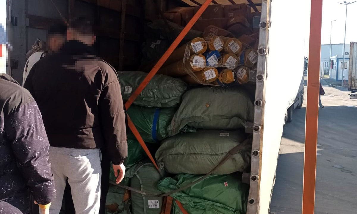 FOTO/VIDEO: Bunuri contrafăcute în valoare de 37 milioane lei, descoperite de polițiștii de frontieră din Isaccea