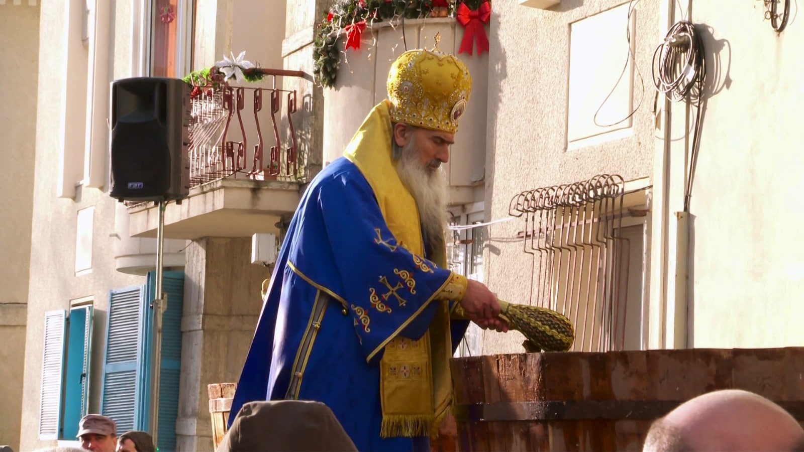Creștinii ortodocși din întreaga țară sărbătoresc mâine Boboteaza. Zeci de credincioși au înfruntat frigul de afară și au asistat la liturghia oficiată la catedrala arhiepiscopală de Înalt Prea Sfințitul Teodosie