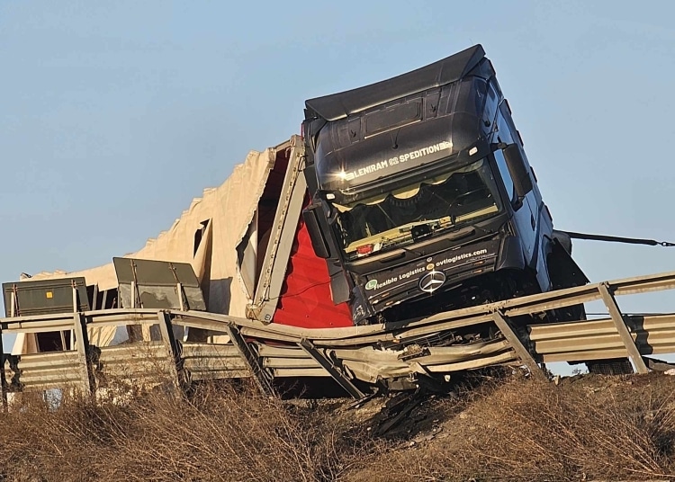 Un tir s-a răsturnat pe A4, în sensul giratoriu de la Agigea