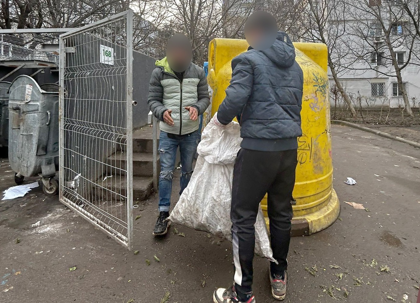 Doi bărbați, prinși de polițiștii locali constănțeni în timp ce vandalizau un recipient de colectare a deșeurilor