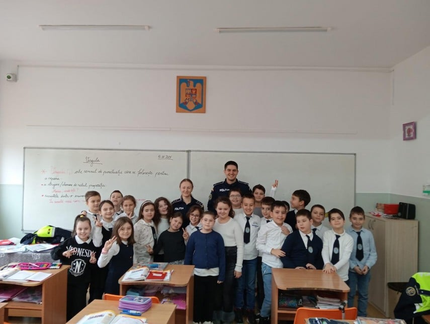Polițiștii constănțeni continuă activitățile preventive în școlile din județul Constanța