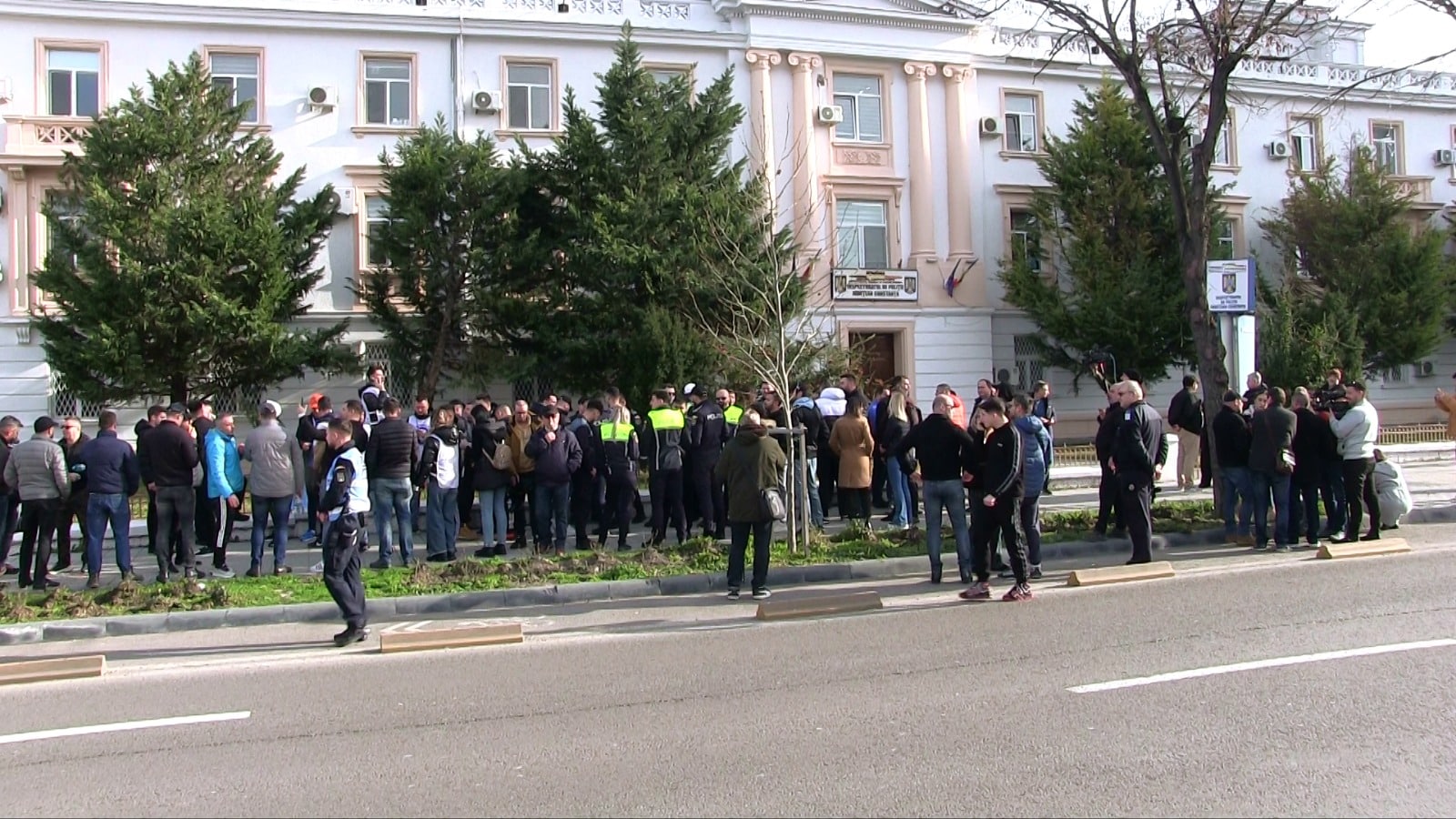 Un nou protest al polițiștilor în față la IPJ Constanța
