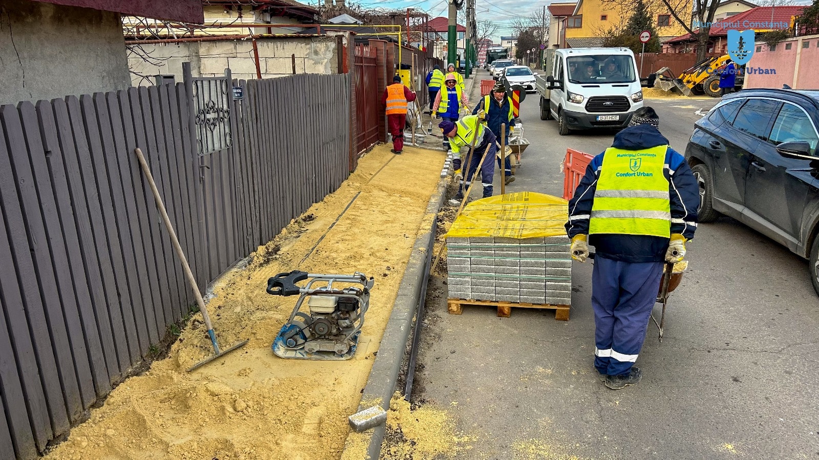 Continuă lucrările de reamenajare a zonei pietonale de pe strada Baba Novac, între strada Operei și strada Soveja 