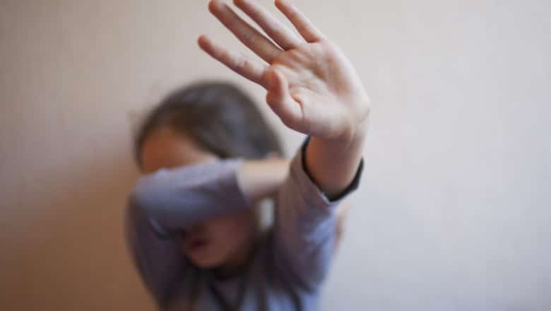 Un bărbat din Băneasa a fost reținut după ce și-a bătut copilul de 8 ani