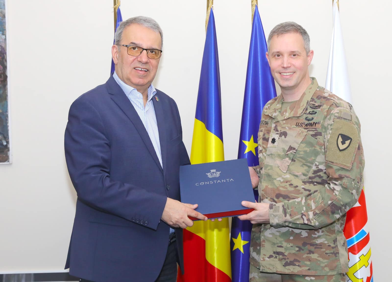 Comandantul Garnizoanei Marea Neagră a SUA, de la Baza 57 Aeriană M.Kogălniceanu, în vizită la primarul Chițac