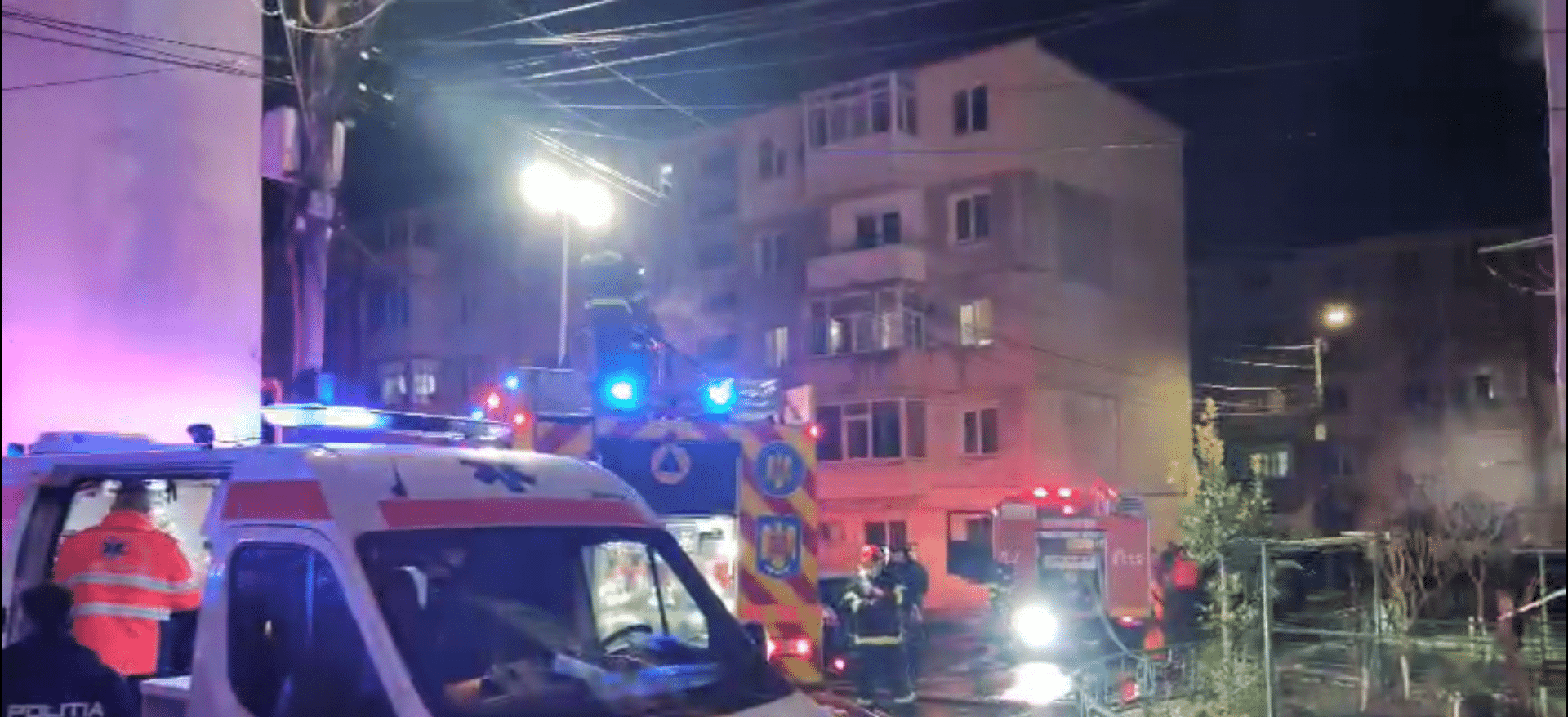 UPDATE. VIDEO: Incendiu la un apartament din Mangalia. 5 persoane au fost evacuate, iar 2 persoane au ajuns la spital