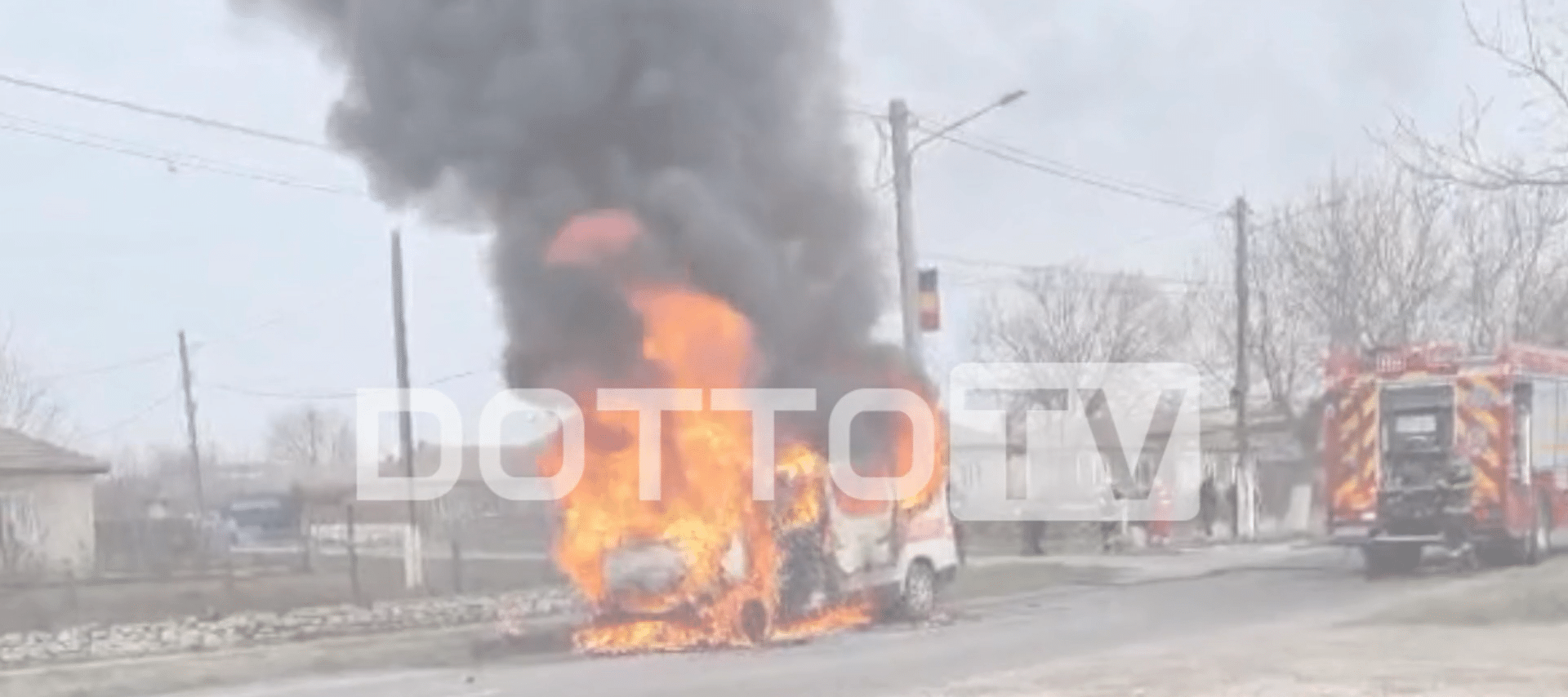 UPDATE.VIDEO: O ambulanță care transporta o persoană la dializă a luat foc la Cuza Vodă