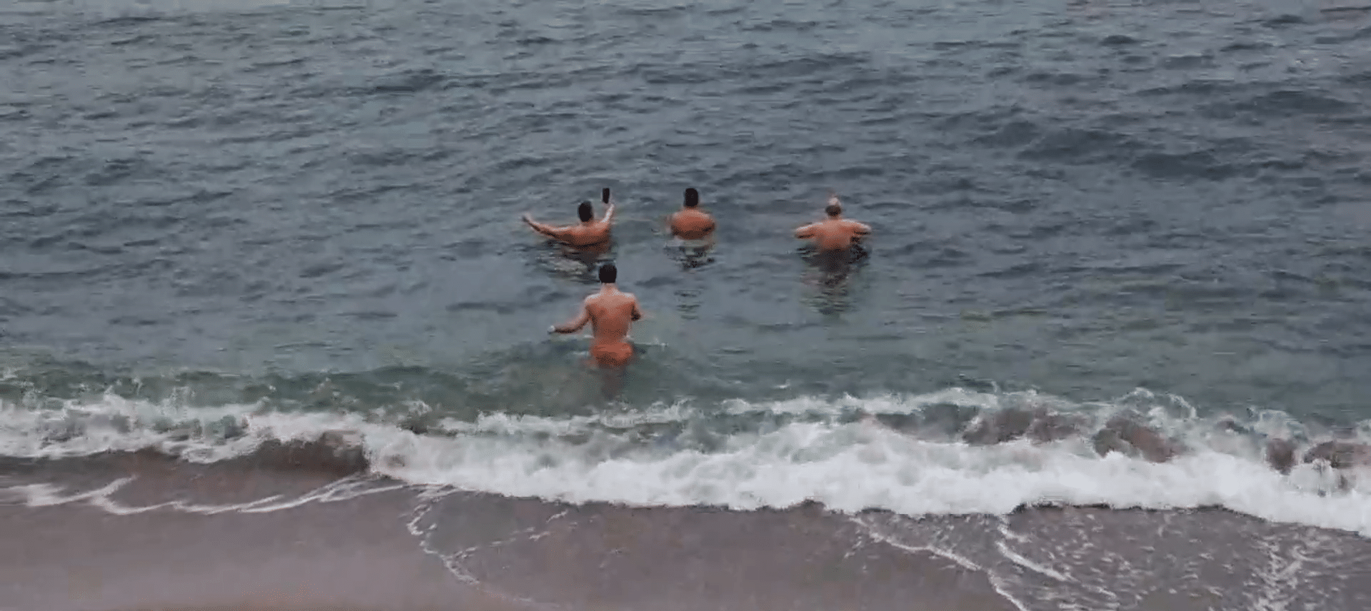 Baie în mare pe timp de viscol